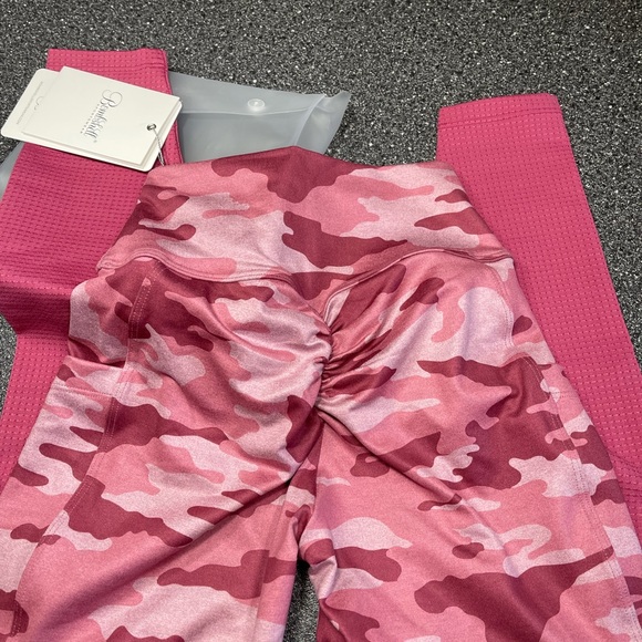 ❌Sold❌ Bombshell Sportswear leggings - Picture 6 of 8